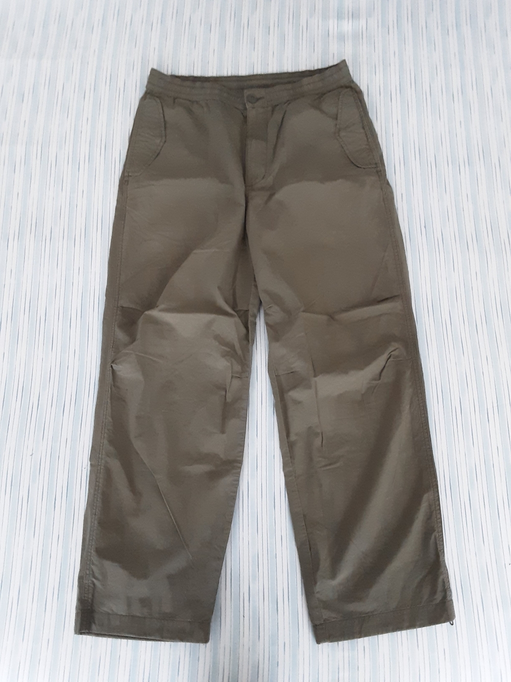 Uniqlo Men 's Parachute Pants.